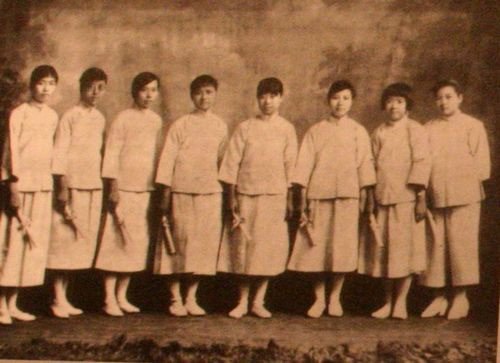 文化 校服文化(上图)才女林徽因(左一)1916年在北京培华女子中学