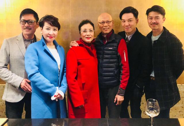 谢霆锋妈妈狄波拉与老公恩爱同框 67岁美貌依旧