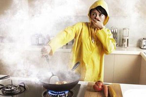 家里也会有雾霾? 厨房油烟滚滚该怎么防