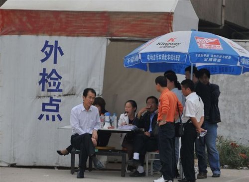 审车车辆大排长龙 给车托交钱可插队