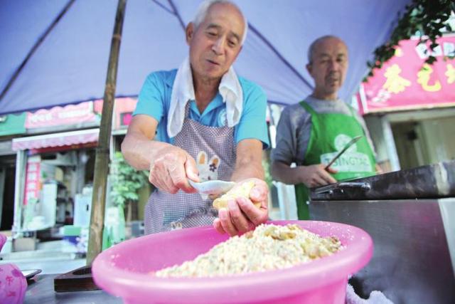 陕北老哥俩西安街头做月饼 一年只卖一个月