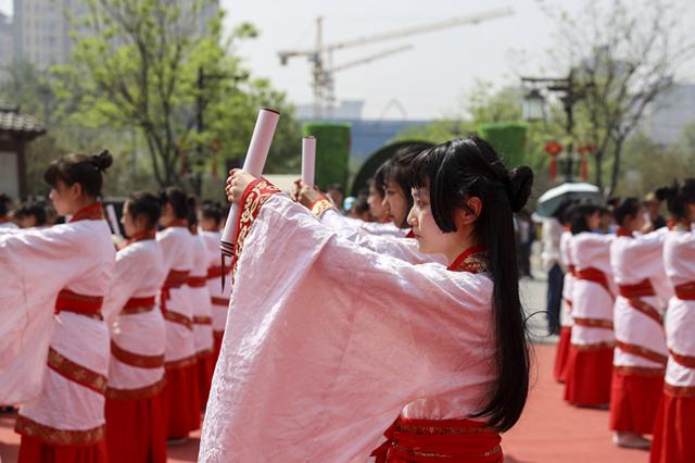 着汉服行古礼西安百名学子汉城湖完成女子成人礼