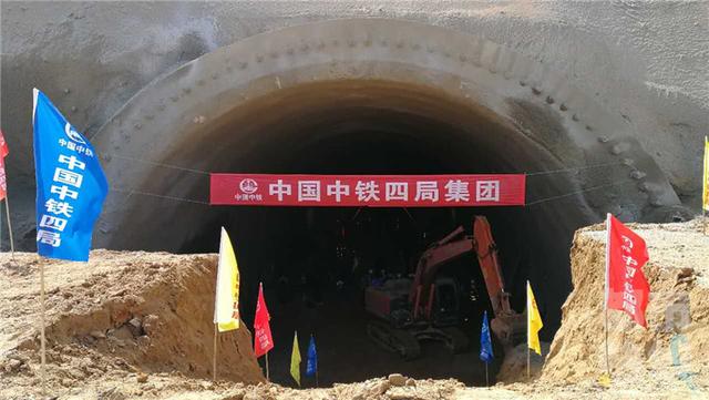 银西高铁陕西段首条隧道在永寿境内贯通