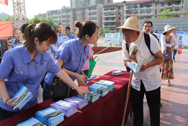 世界环境日旬阳环保局向市民发放环保宣传单