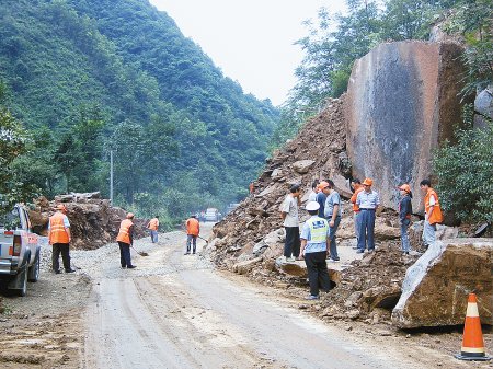 108国道宁强段山体滑坡巨石挡路交通受阻碍