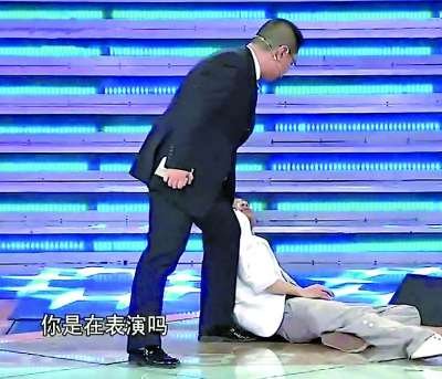 海归男遭质疑当场晕倒 张绍刚诘问你在演戏么