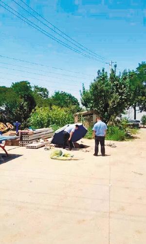 高溫天流浪漢突然昏倒在地 民警為他撐起遮陽傘