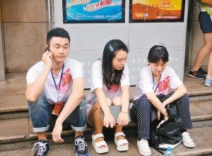 16名大学生西安身无分文生存10天 街头卖唱
