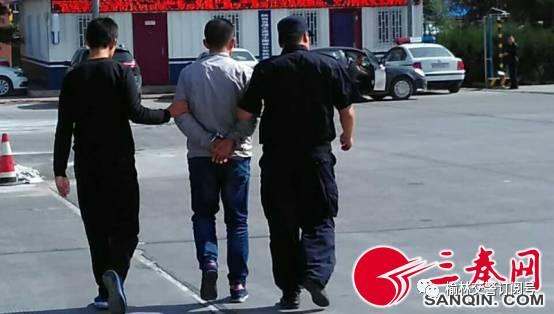 网逃犯伪造驾证被查 神情淡定与民警交谈