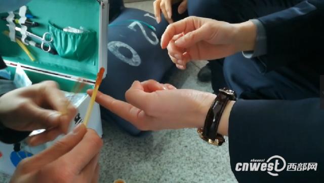 汉中旅客乘高铁前突发病 客运员救援被咬破手指