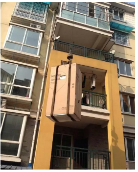 三顾茅庐请吊车 用户感叹冰箱飞入家