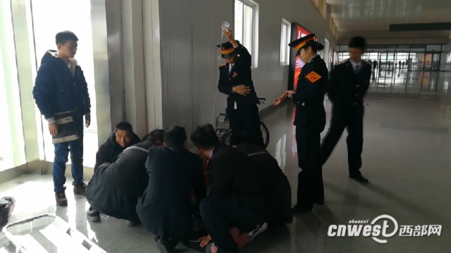 汉中旅客乘高铁前突发病 客运员救援被咬破手指