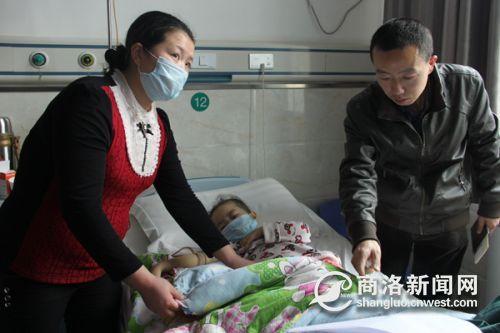 女童患<em>白血病掉头发</em> 高额治疗费难倒一家人_大