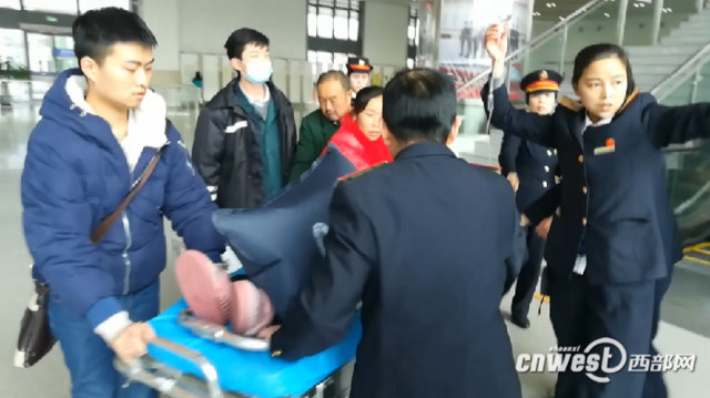汉中旅客乘高铁前突发病 客运员救援被咬破手指