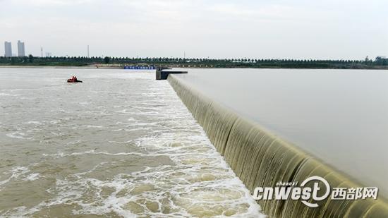 咸阳湖二期工程关闸蓄水 市民可观赏湖面美景