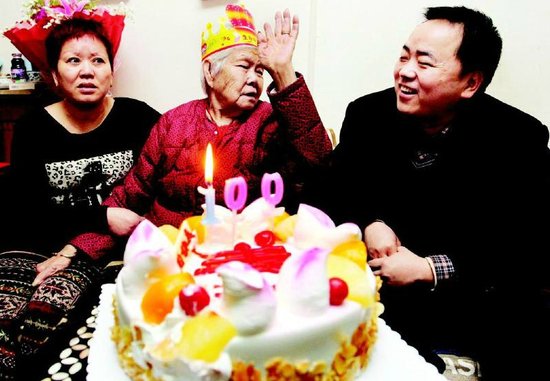百岁老人过生日快乐像小孩 长寿秘诀为心放宽