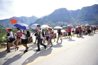 62人旅游团因暴雨被困十渡两天 馒头5元一个