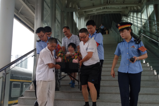 汉中火车站工作人员帮扶行动不便的旅客