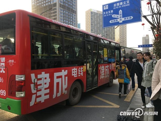 网友吐槽西安“任性”公交车 投诉电话无人接听