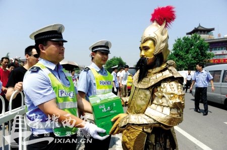 西安交警酷暑执勤 财神送清凉