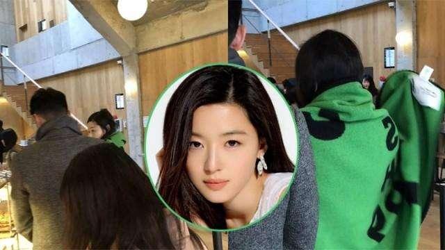 全智贤生完孩子15天就与老公逛街 美得发光