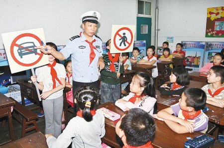 陕西万余所中小学校昨同上法制教育第一课(图)五江小学孟水莲图片