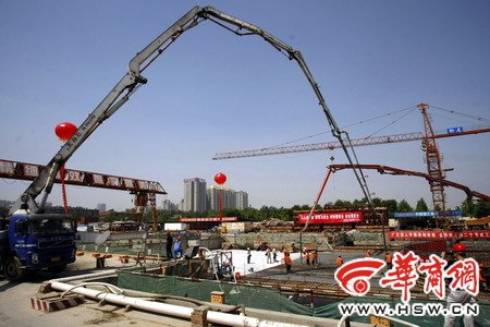 2008年6月,地铁二号线试验段张家堡车站主体封顶