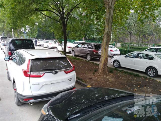 西安新车挂牌日均两千多辆 交警读秒服务成亮