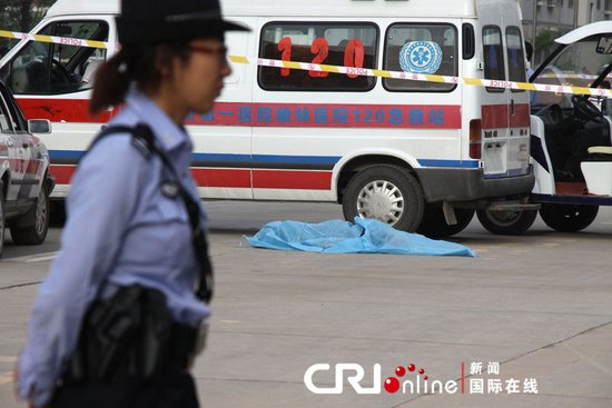 车辆出入与小区保安起冲突 一警察被殴致死