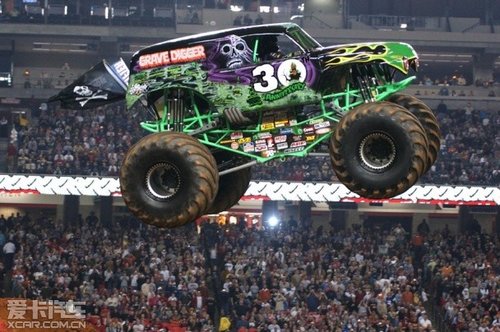 横扫一切的暴力美学 大脚车文化浅析