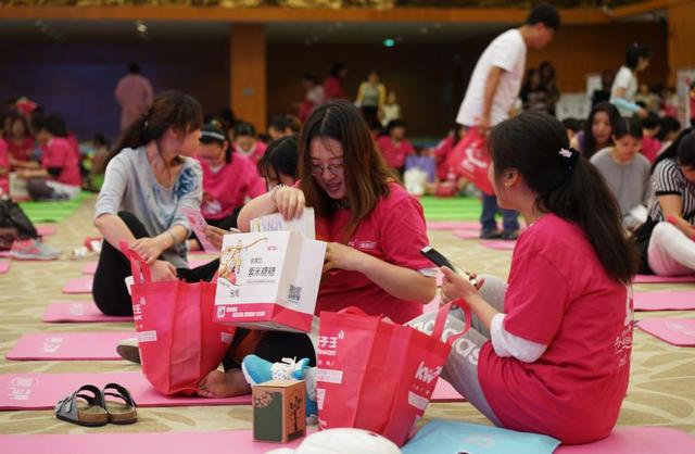 孩子王携手金领冠关爱孕妈妈 倡导母乳喂养