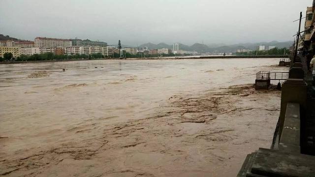 罕见暴雨侵袭水库溃坝 榆林这次洪灾为何如此严重