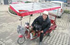 76岁老人花3千自制太阳能车 带老伴游咸阳(图