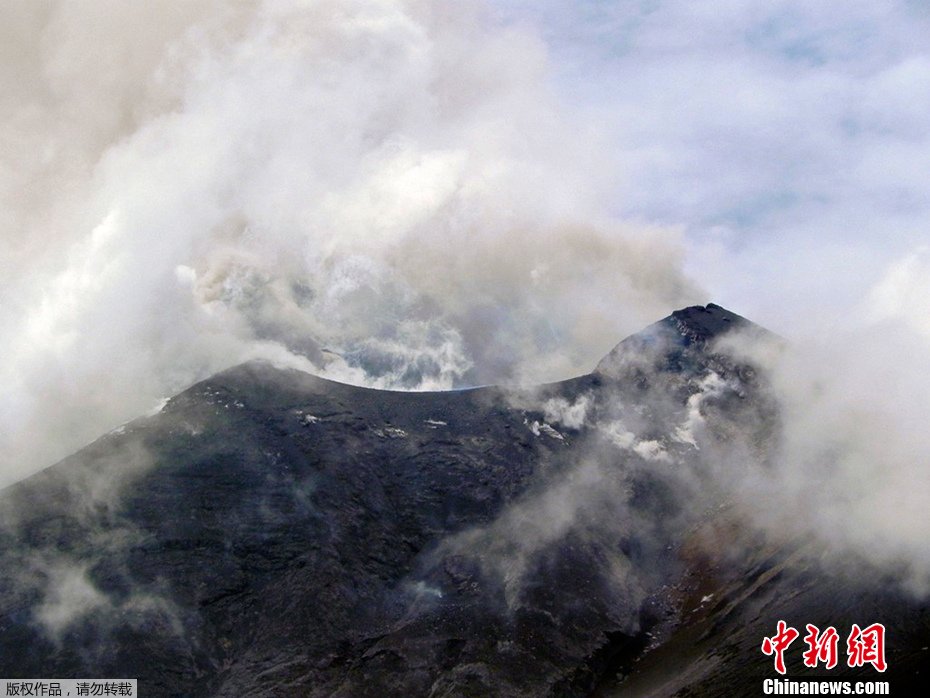 印尼中部索普坦火山喷发