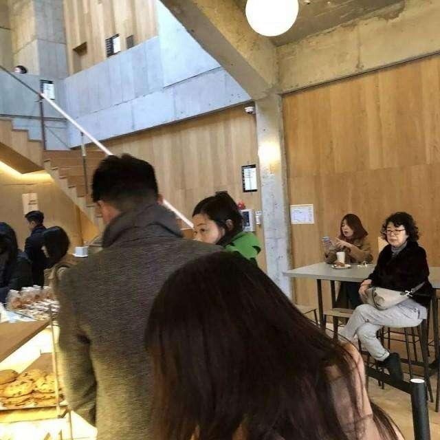 全智贤生完孩子15天就与老公逛街 美得发光