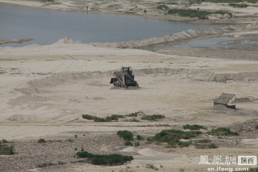 高清有人汉江疯狂挖沙河道被损毁污染严重