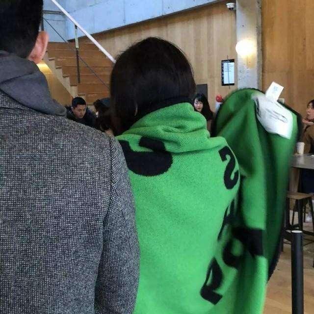 全智贤生完孩子15天就与老公逛街 美得发光
