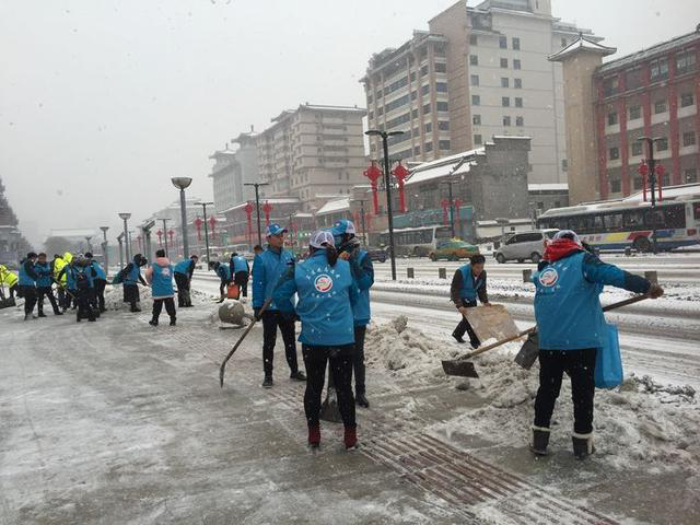 街头除雪保畅通保安全 西安市卫计系统在行动