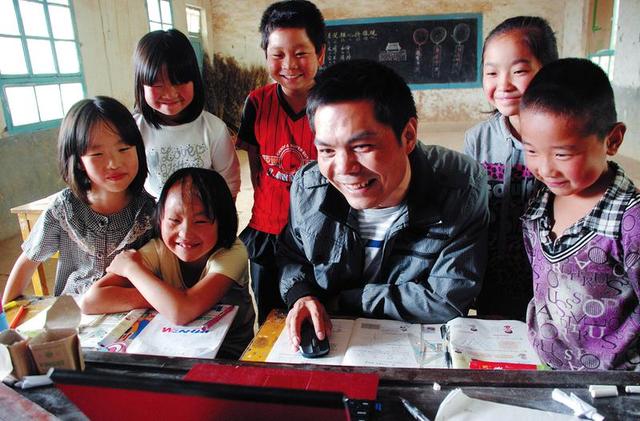 80后老师大山执教13年 希望有人给孩子捐电脑