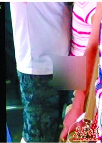 一男子在公交上裸露<em>生殖器</em> 猥亵女子无人制止