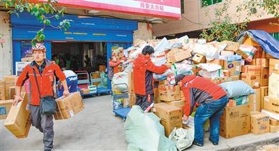 西安快递物流高峰今日到来 配送员日送六车货物