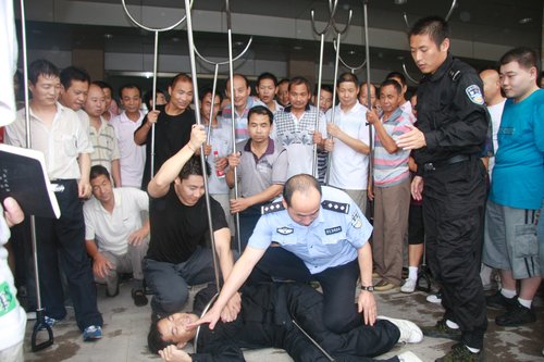 开学前 200保安持钢叉进校园以应对突发事件