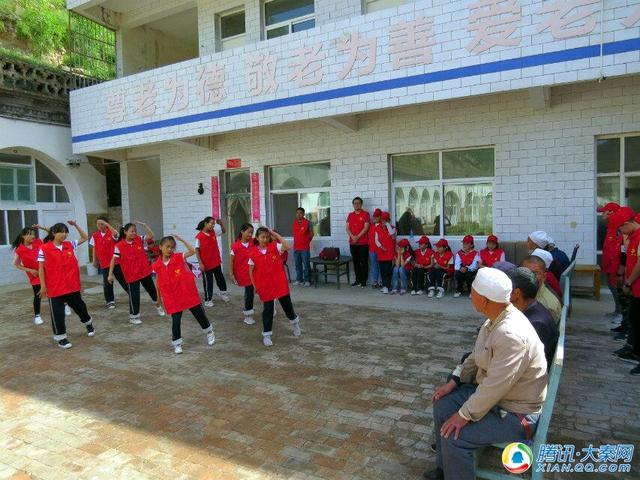 米脂敬老院老人竖起大拇指:他们是一群活雷锋