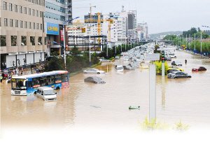 数小时暴雨引发山洪冲入榆林老城区 积水超1米