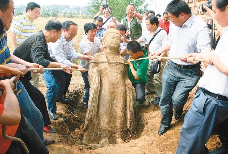 长安区被盗石佛像麦地挖出 初步判断为唐末文物