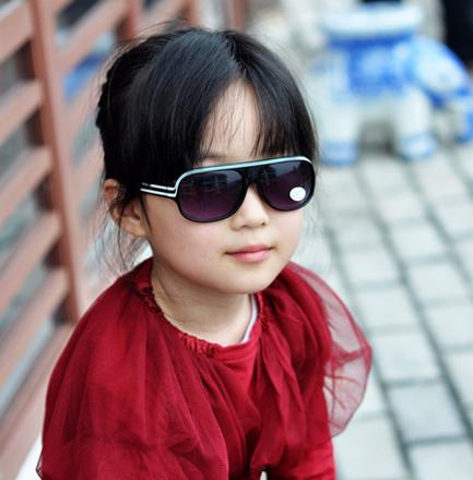 劣质太阳镜或伤害儿童眼睛 如何安全选太阳镜