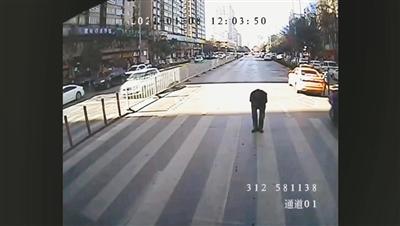 一位市民向礼让他的公交司机深鞠一躬表示感谢