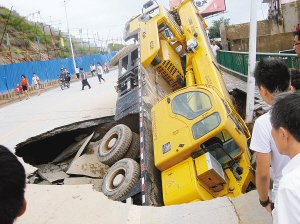 数小时暴雨引发山洪冲入榆林老城区 积水超1米