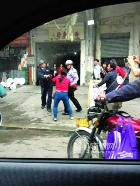 4名城管被曝遭女 小贩 追打 自称也是弱势群体_
