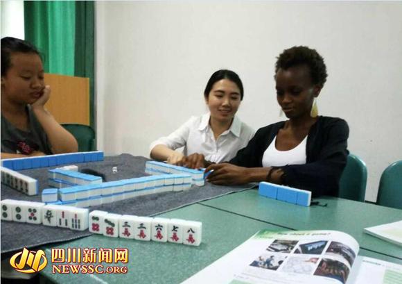 西南财经大学天府学院绵阳校区学生课上教外教打麻将 网友神助攻给麻将公式
